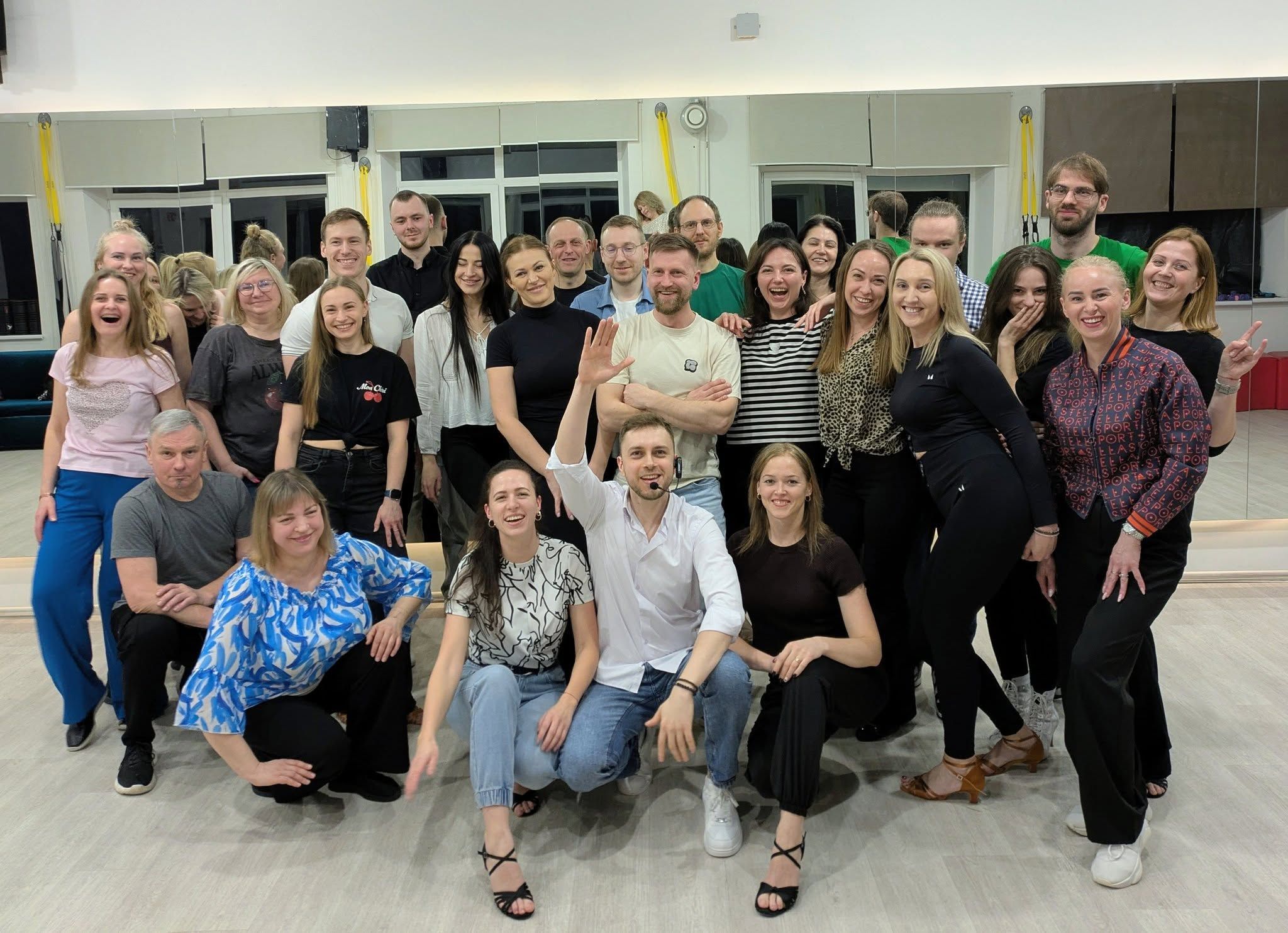 Bachata Utena grupė po pamokos šokių salėje